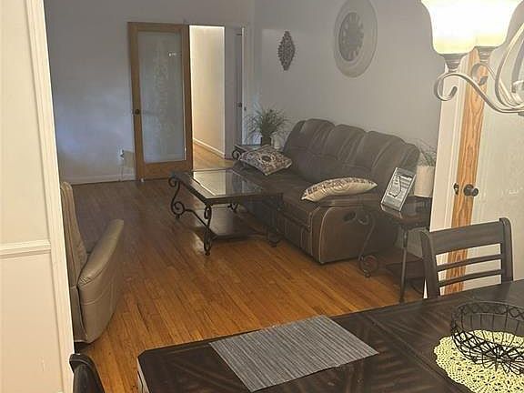 3rd image of 524 Rowland Rd