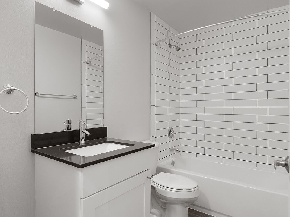 Clean, modern bathrooms with a versatile shower and tub combination
