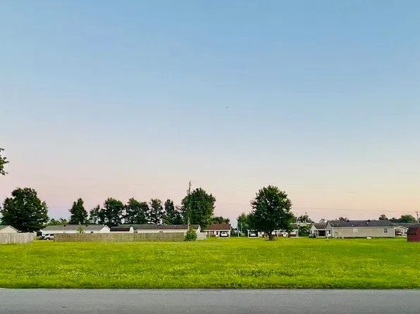 Maxine St, Piggott, AR 72454