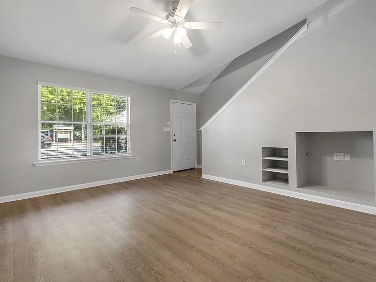 2738 W Tharpe St #404 — Photo 8