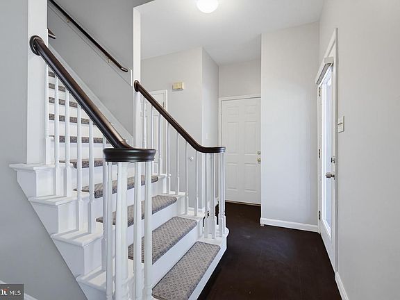 3rd image of 919 Jade Ave