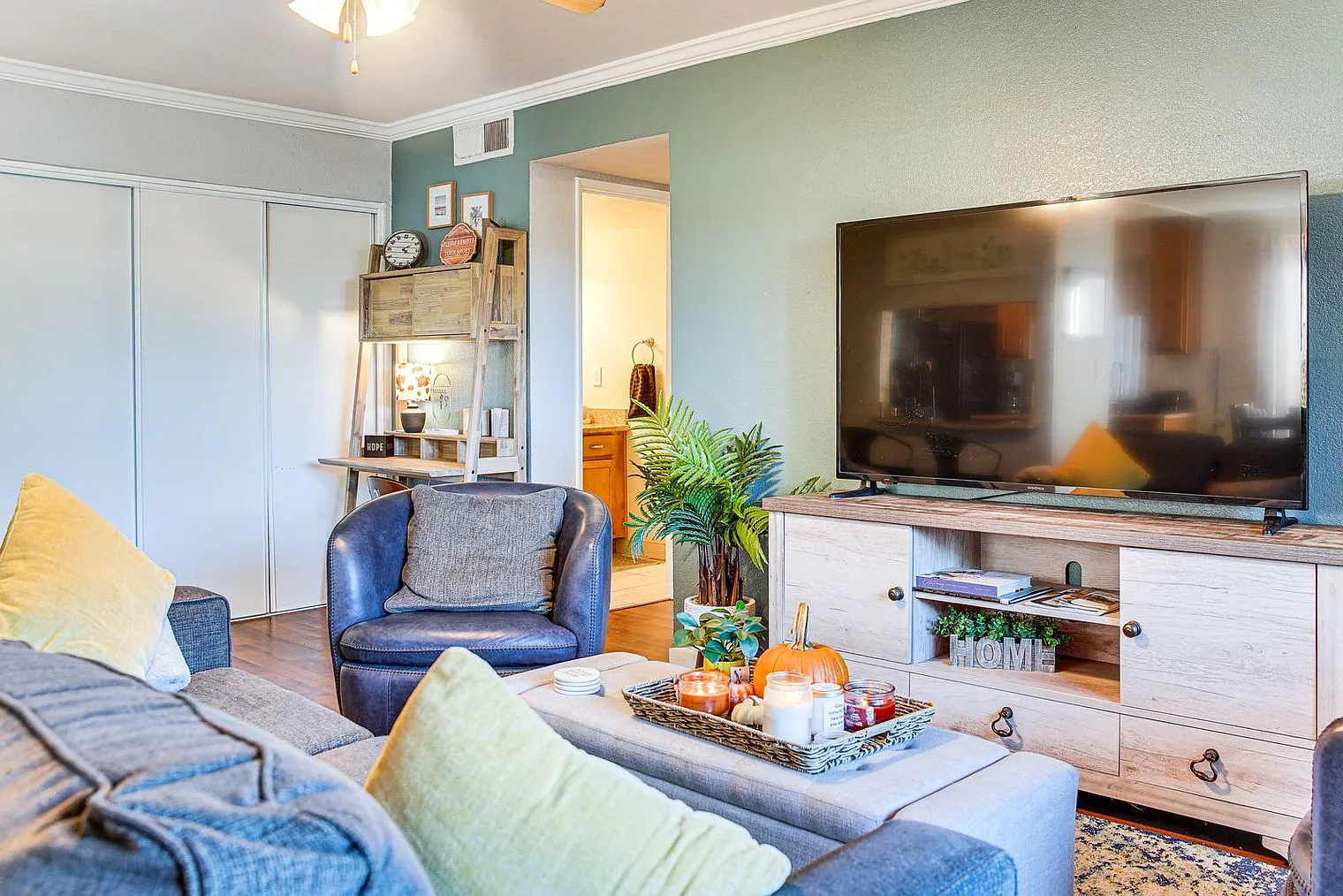 1 bed, 1.0 bath, 721 sqft, $2,378 — Photo 3
