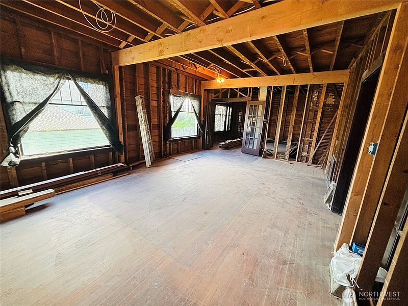 4th image of 1215 N Broadway