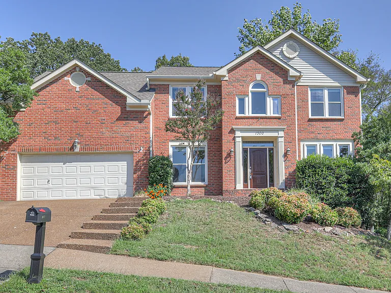 1300 Buckingham Cir — Photo 1