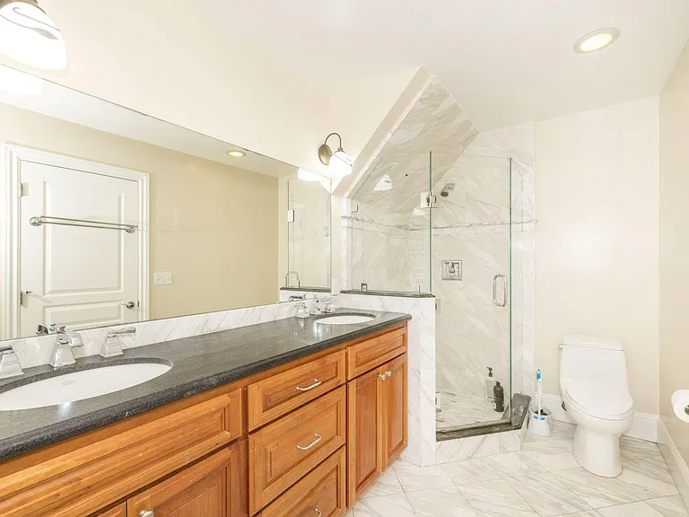 Master bathroom dual sinks & shower