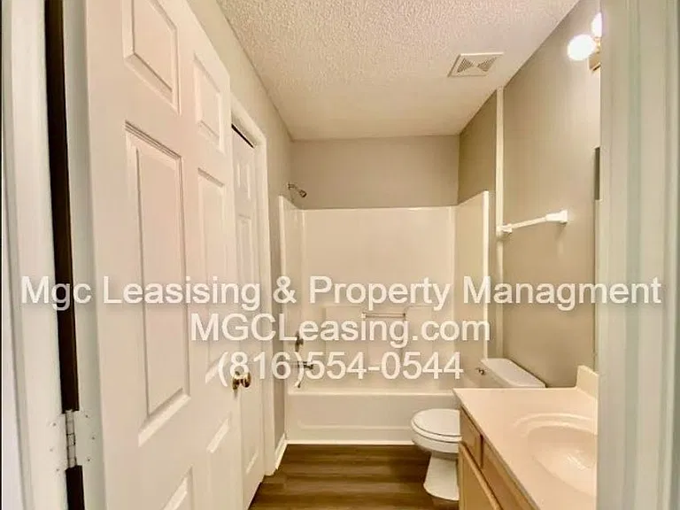 1012 NE Whispering Winds Ct — Photo 9