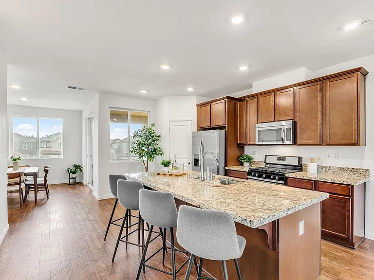 10946 International Dr — Photo 10