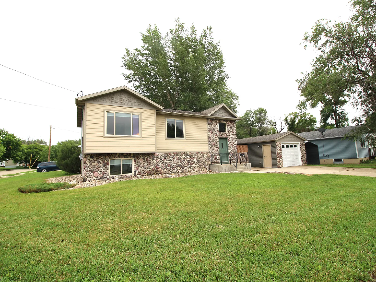 4 bed, 1976 sqft, $2,195 — Photo 1