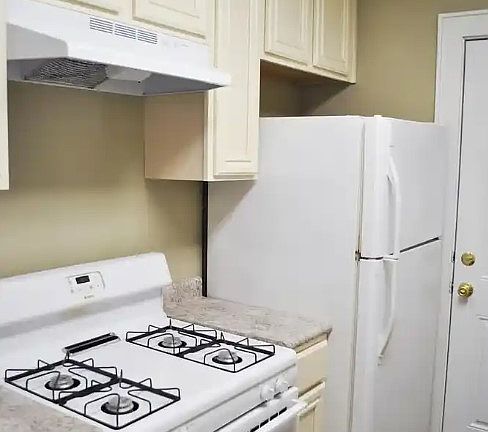 3rd image of 834 Wilkinson St