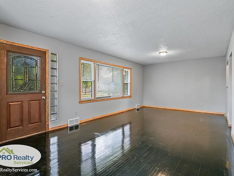 208 2nd St SW — Photo 2