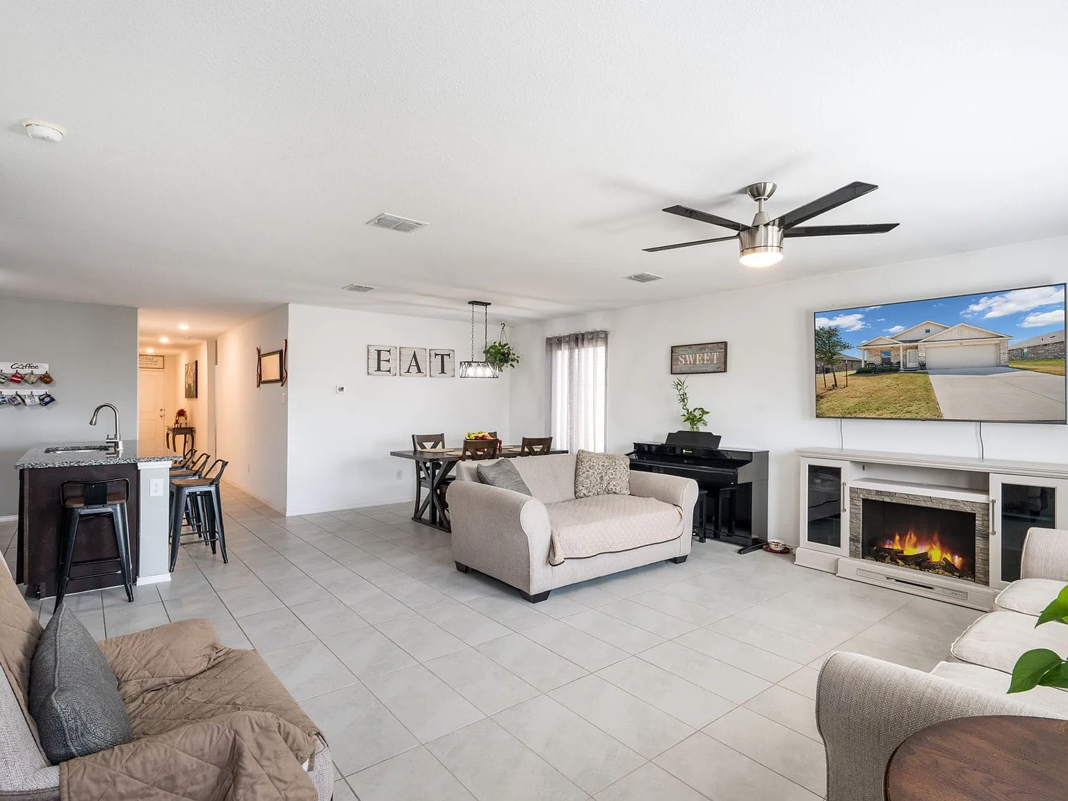 4 bed, 2.0 bath, 1712 sqft, $2,350 — Photo 4
