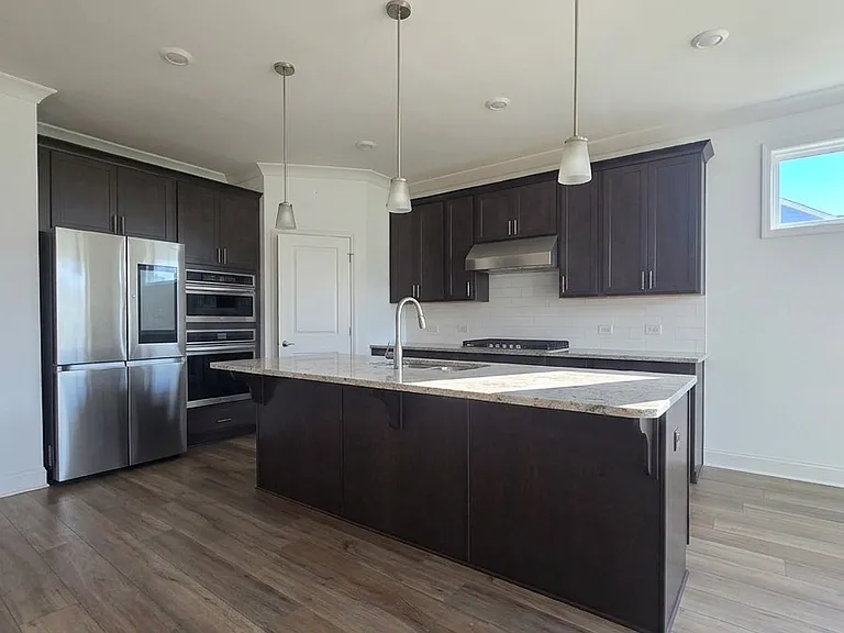 384 Yardley Ln — Photo 5