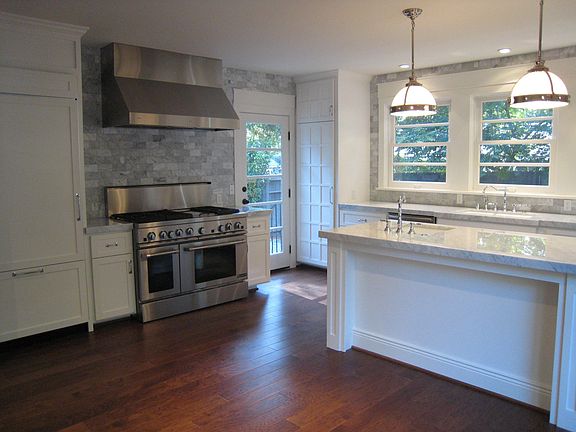 4th image of 502 Hodges Ln