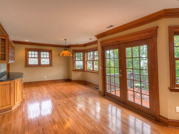 4th image of 353 Riverdale Dr