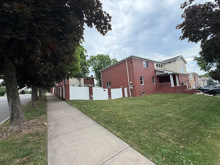 Ionia Ave — Photo 26