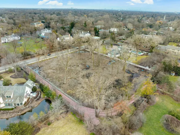 60 Hibbard Rd, Northfield, IL 60093