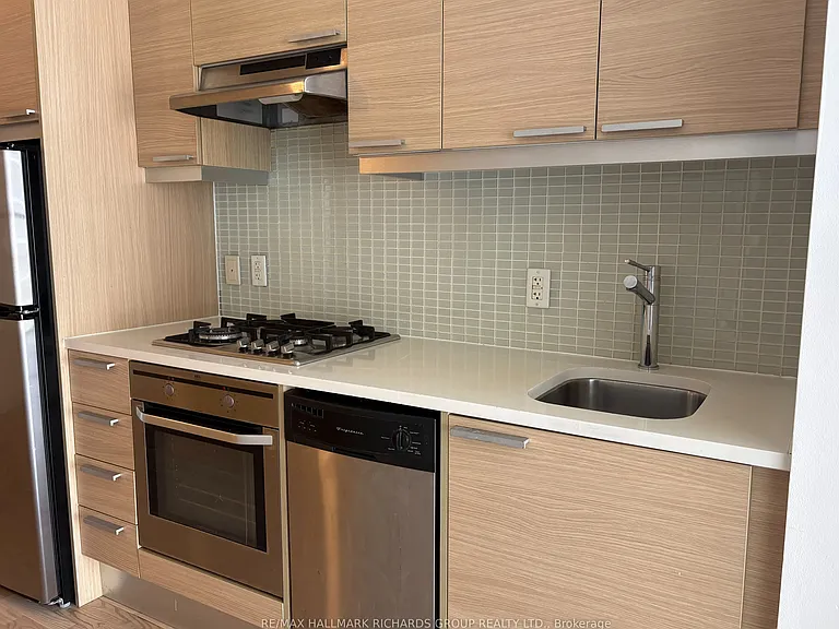 25 Oxley St #404 — Photo 3