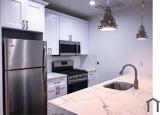1st image of 21522 Murdock Ave