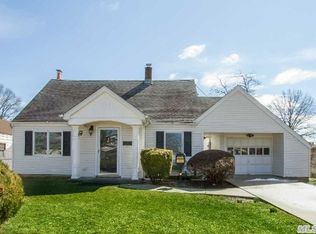 18 Tulip Ln, Levittown, NY 11756