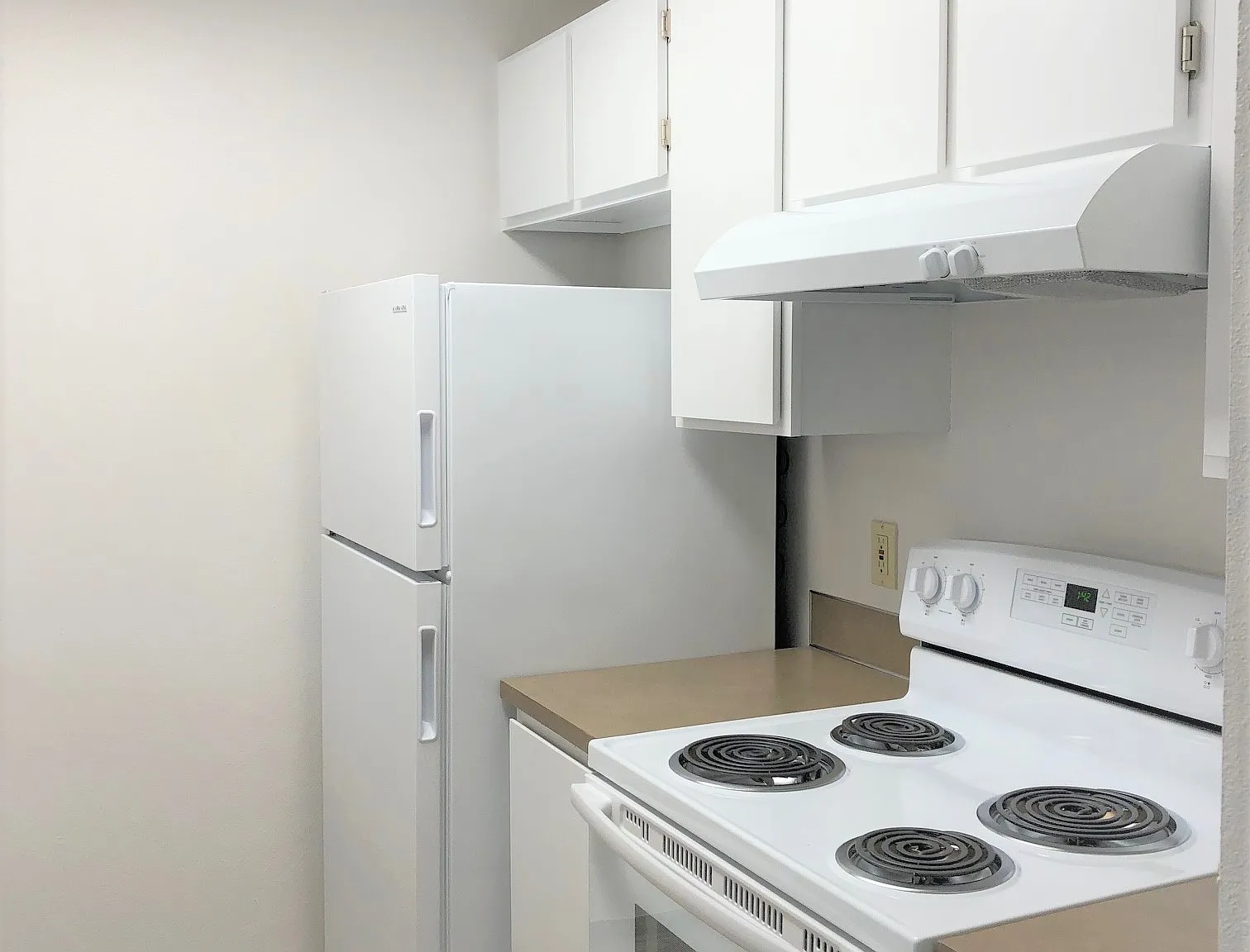 English Gardens Apartments — Photo 3