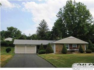 18 Grayson Ln, Manalapan, NJ 07726