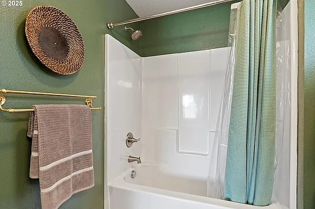 570 NE 55th Ave — Photo 17