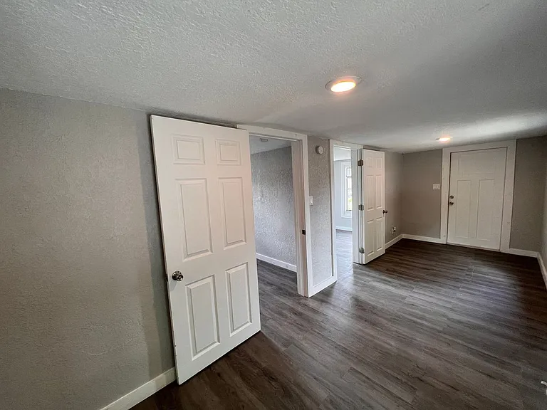 718 W 7th St #2 — Photo 15