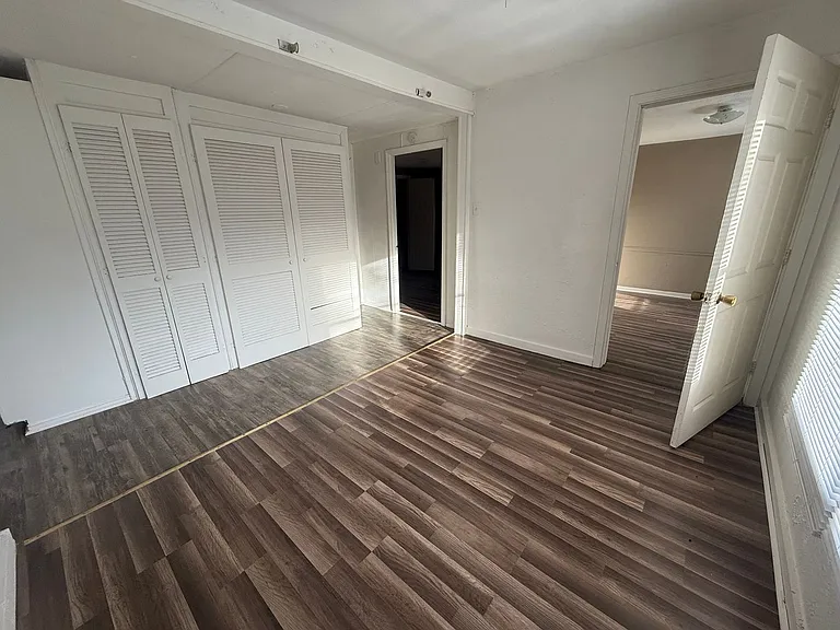 16584 Lakeway Cir — Photo 10