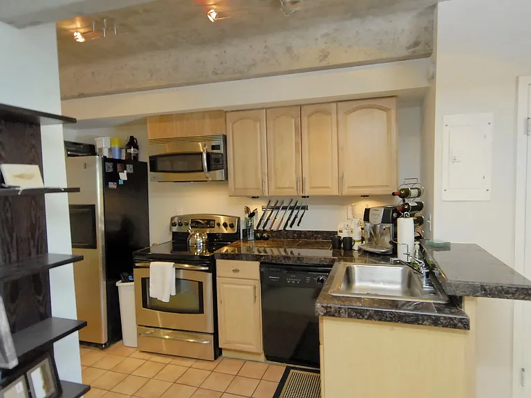 590 N Logan St — Photo 5