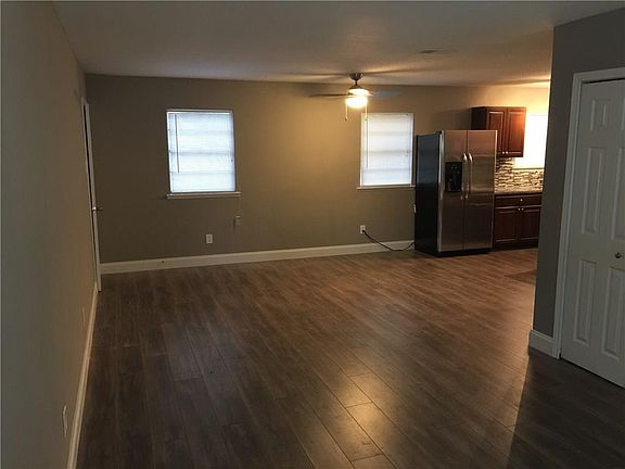 3rd image of 2805 Meadows Dr