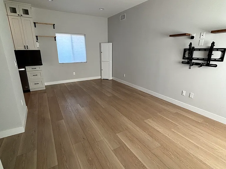 16312 Van Ness Ave — Photo 4
