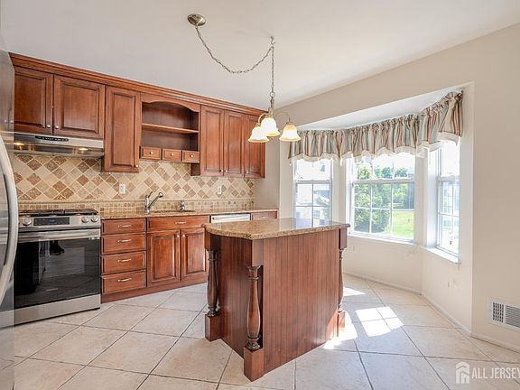 2nd image of 118 Copeley Way