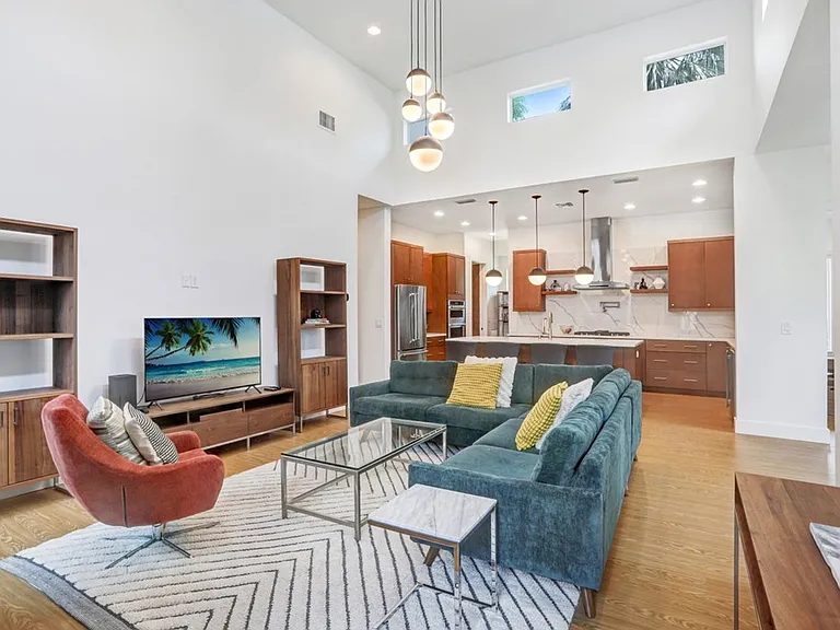 1326 W Fig St — Photo 17