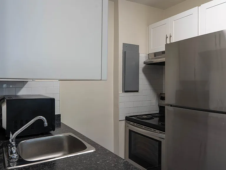 230 Forsyth St N — Photo 6
