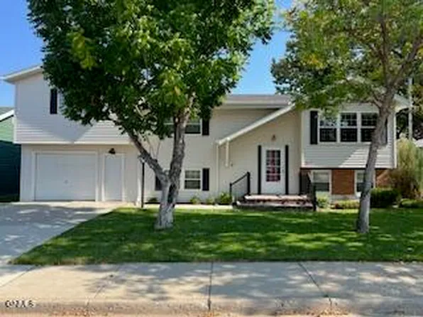 512 5th St NE, Watford City, ND 58854