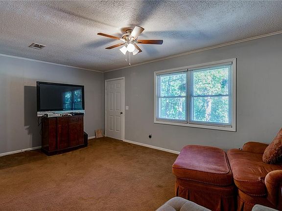 4th image of 63 Leicester Dr