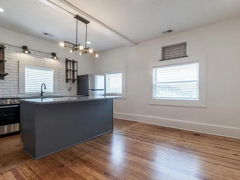 305 Main St — Photo 10
