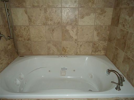 4th image of 3220 Old Oak Ln