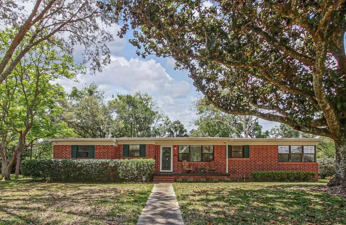3 bed, 1422 sqft, $2,300 — Photo 1