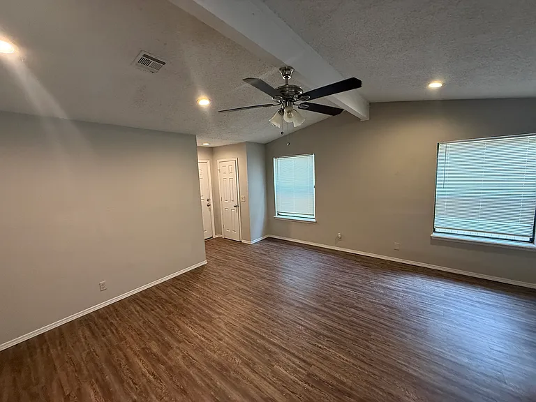 1533 E 67th Pl — Photo 11