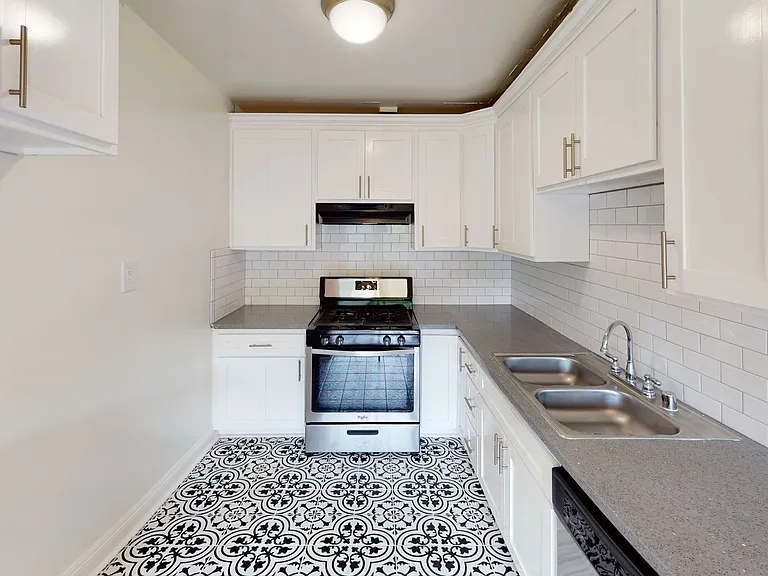 Washington Apartments...Prime Westside Location! CALL NOW! — Photo 12