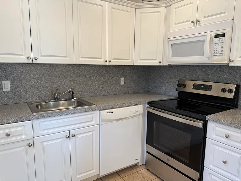 569 Monaco Park #L — Photo 9