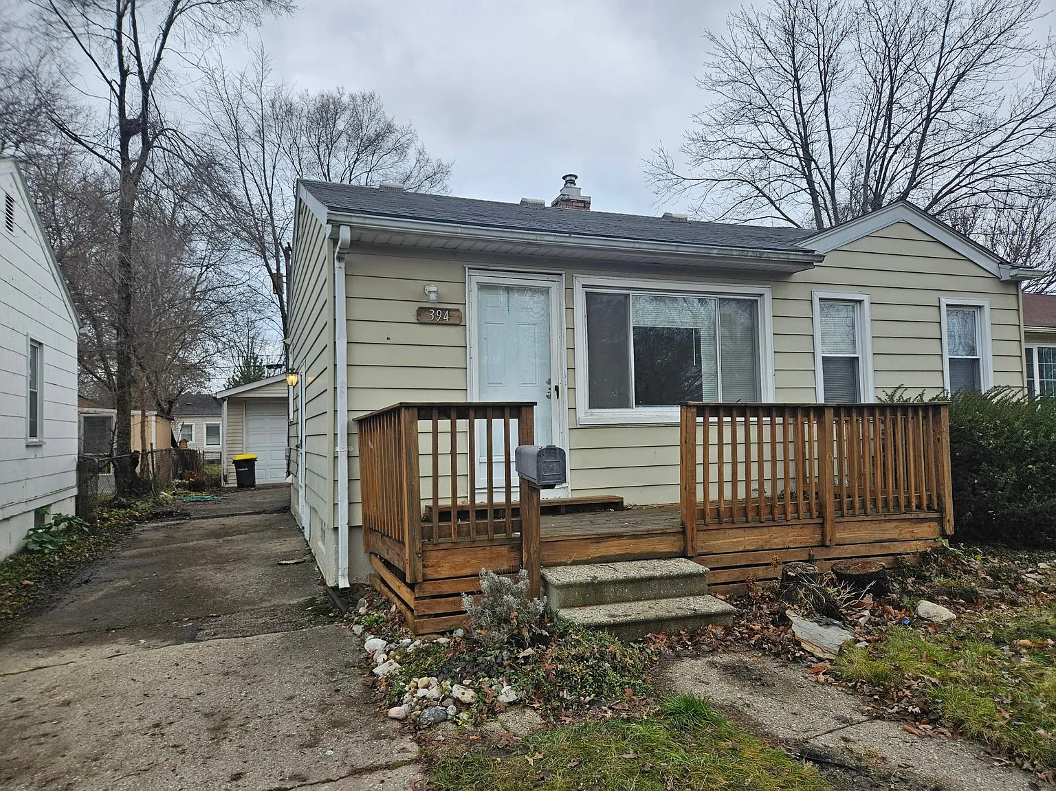 394 W Maxlow Ave photo 1