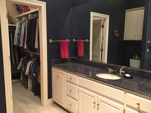 Men's Walk-in Closet