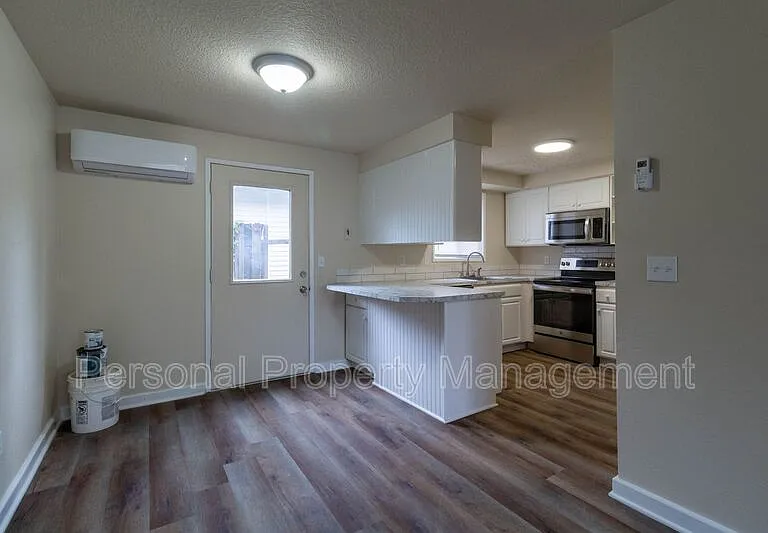 1327 Z St #B — Photo 3