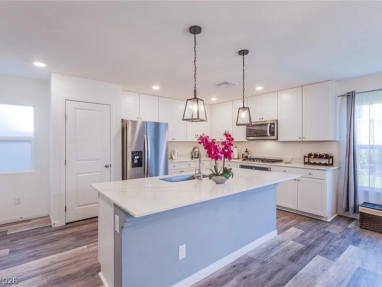 7712 Lush Oasis Ave — Photo 6