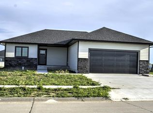 907 E 69th St, Kearney, NE 68847