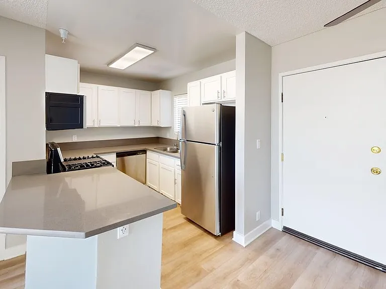 Chateau Regent Apartments — Photo 22