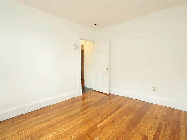 98 Woodside Ave — Photo 6