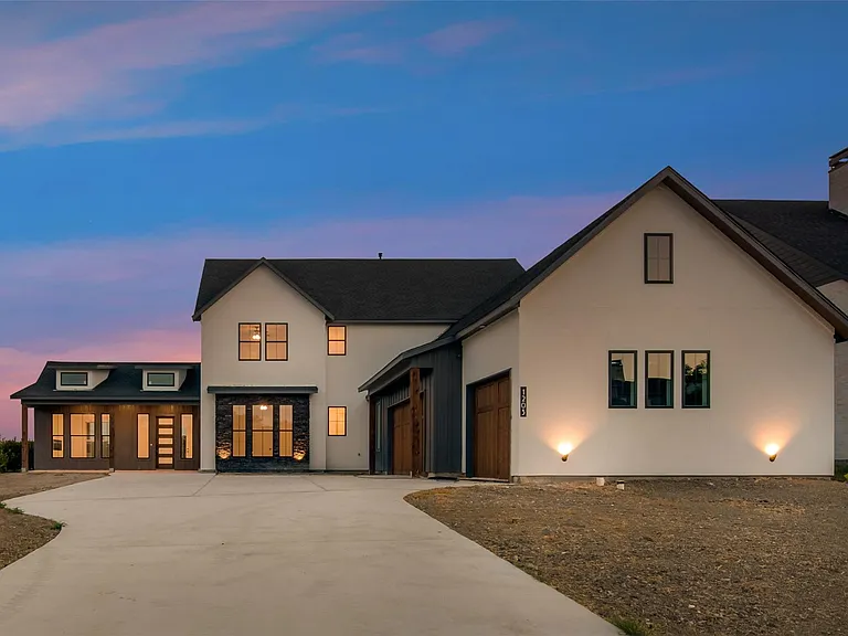 1203 Chapel Dr — Photo 5